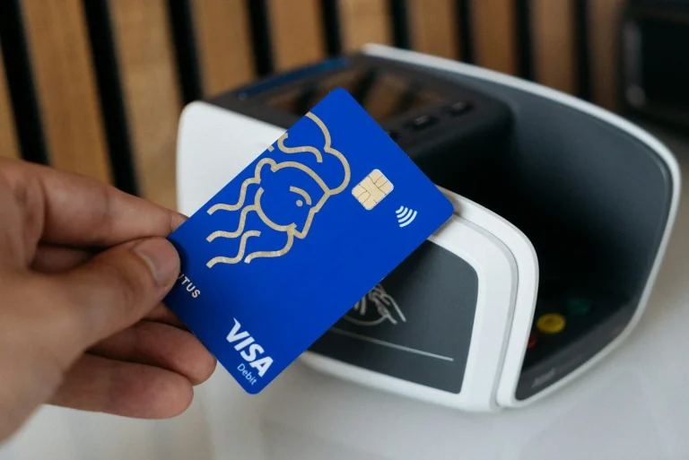 Ce inseamna BIC la card a person is holding a blue credit card