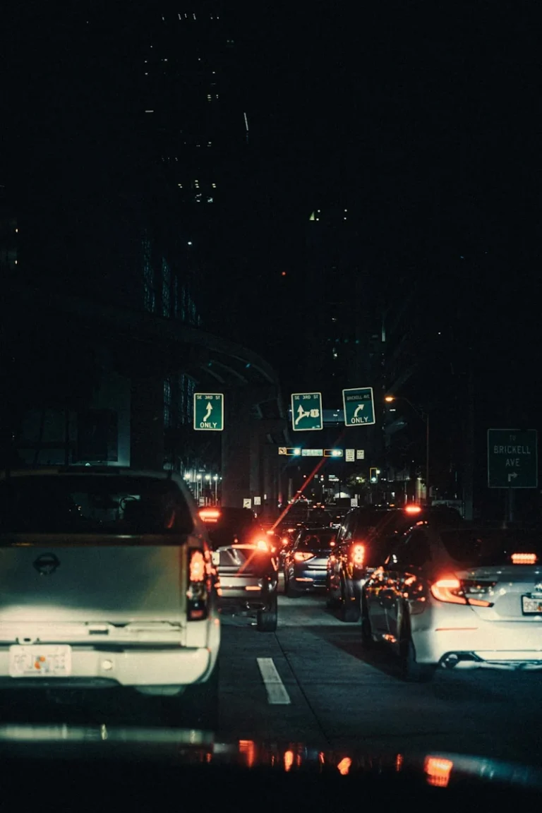 Ce inseamna trafic convergent a city street filled with lots of traffic at night