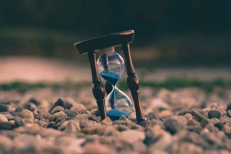Ce inseamna perioada de gratie selective focus photo of brown and blue hourglass on stones