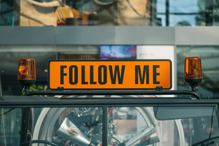 Ce inseamna follow yellow and black taxi sign