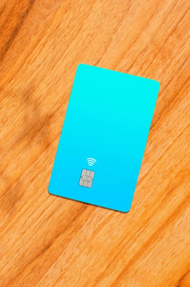 Ce inseamna debit si credit a blue sim card sitting on top of a wooden table