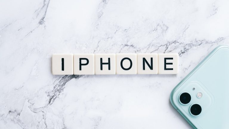 iti poate intra cineva in telefon