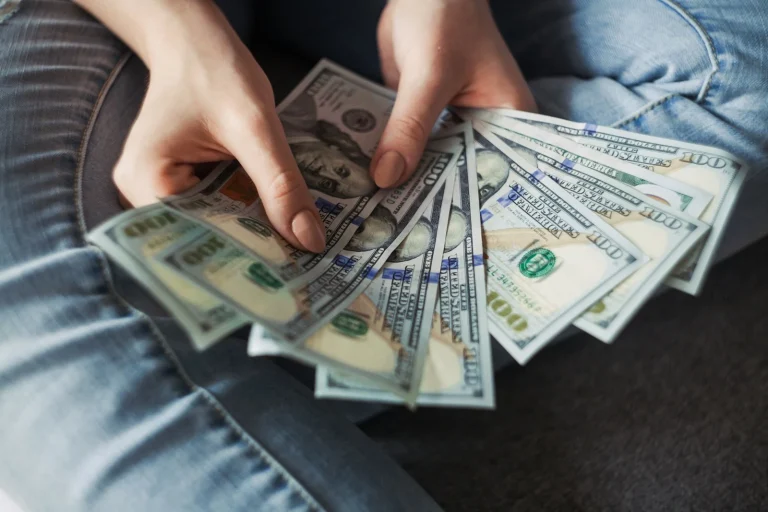 Ce inseamna refinantare credit nevoi personale fan of 100 U.S. dollar banknotes