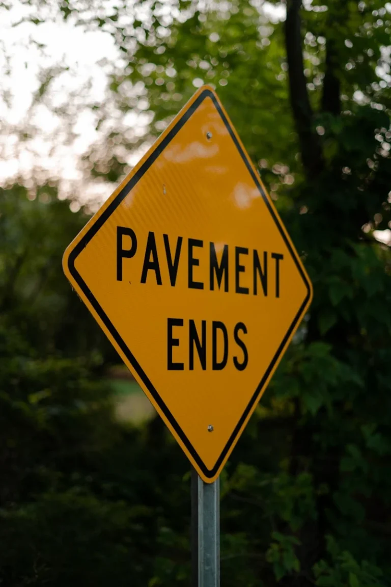 Ce inseamna plata reziduala yellow and black road sign