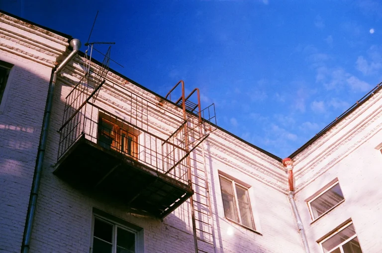Ce inseamna acceptarea tacita a succesiunii a building with scaffolding on the side of it