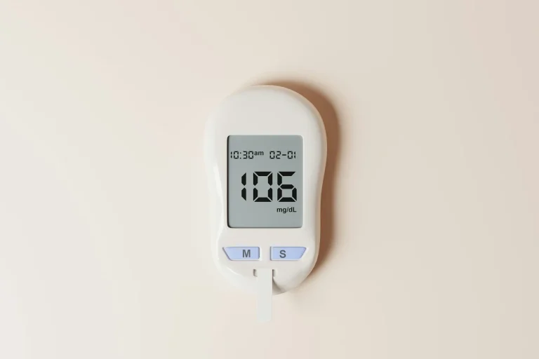 Heat la termostat a digital thermometer on a white wall